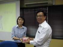 2012年10月5日拉曼中华研究院院长何启良教授赠送纪念品给我